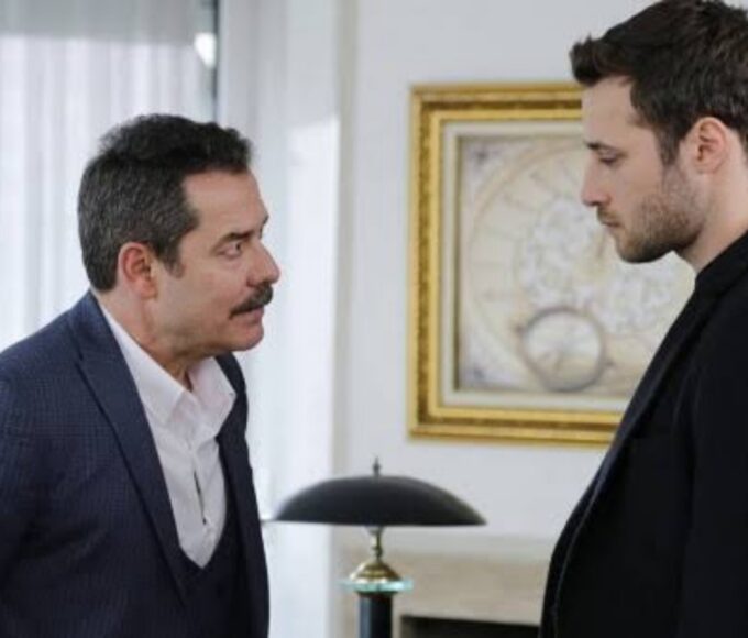 Cenk sendo expulso por Agah na mansão.