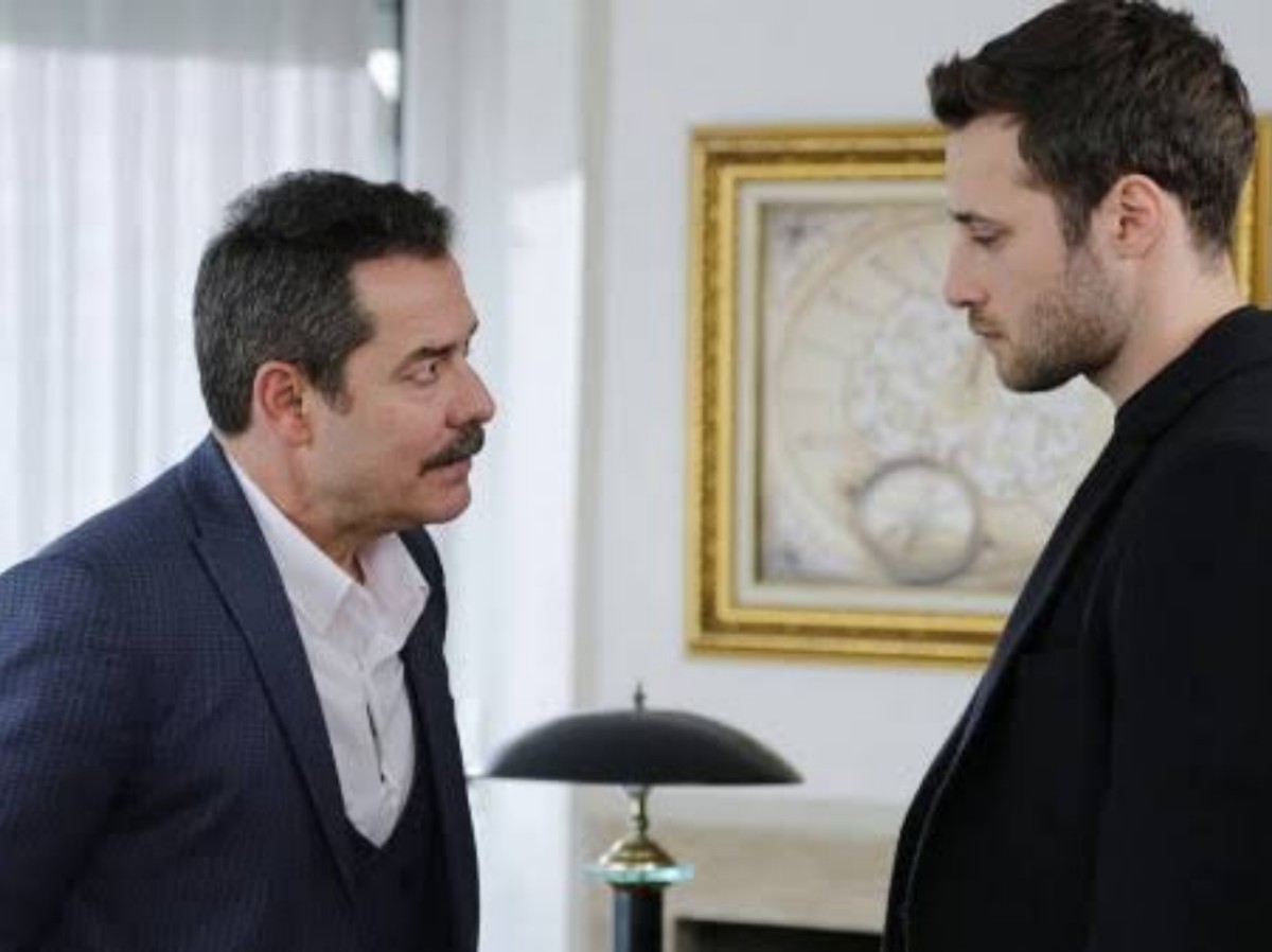 Cenk sendo expulso por Agah na mansão.