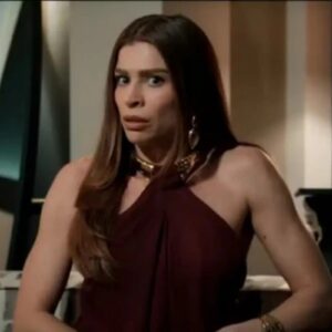 Grazi Massafera como Arminda em “Três Graças”, com expressão misteriosa e olhar distante.