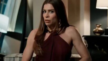 Grazi Massafera como Arminda em “Três Graças”, com expressão misteriosa e olhar distante.