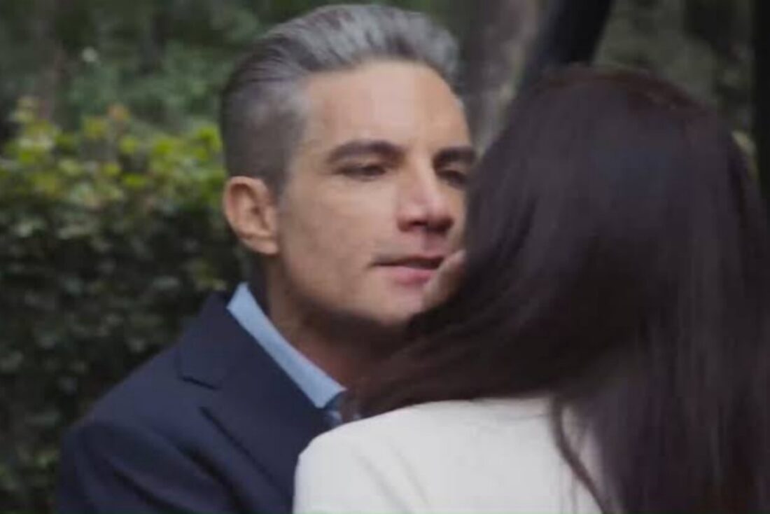 Imagem de Beatriz caída no chão após briga com Sérgio na novela A.Mar