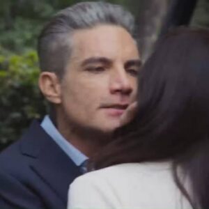 Imagem de Beatriz caída no chão após briga com Sérgio na novela A.Mar