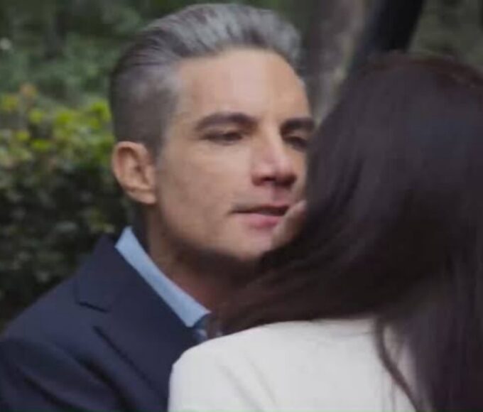 Imagem de Beatriz caída no chão após briga com Sérgio na novela A.Mar