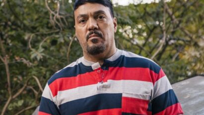 Belo caracterizado como Misael em “Três Graças”, com expressão de sofrimento e determinação.