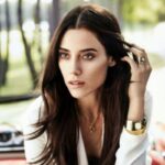 Cansu Dere interpreta Zeynep, a protagonista da novela Mãe, na RECORD TV.