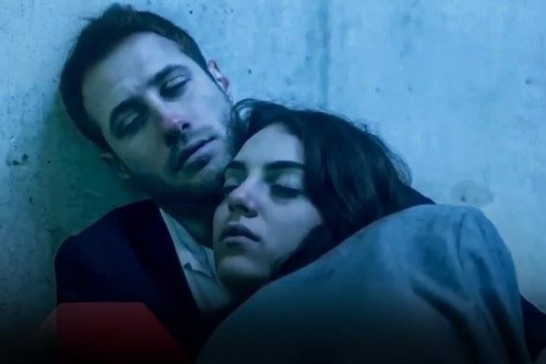 Cenk e Cemre presos na casa de gelo em cena emocionante de Cruel Istambul na Band.