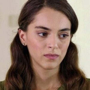 Cemre em cena de Cruel Istambul