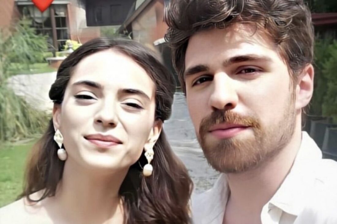 “Cemre e Nedim sorrindo com o filho e Umut, formando uma família feliz em cena de Cruel Istambul.”