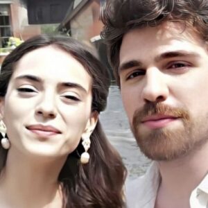 “Cemre e Nedim sorrindo com o filho e Umut, formando uma família feliz em cena de Cruel Istambul.”