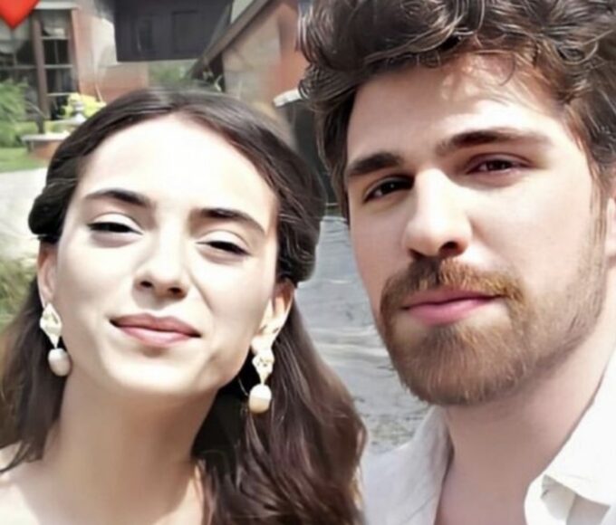 “Cemre e Nedim sorrindo com o filho e Umut, formando uma família feliz em cena de Cruel Istambul.”