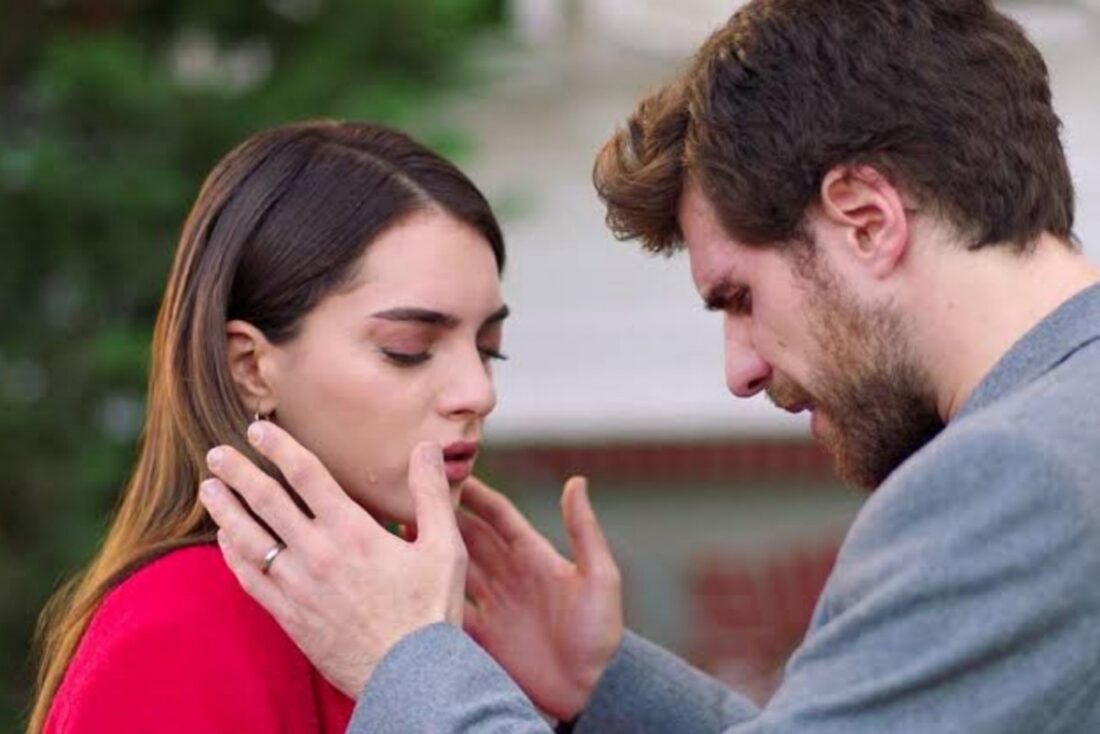 “Cemre e Nedim trocam olhares intensos em cena de Cruel Istambul, novela turca exibida pela Band.”
