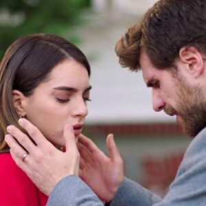 “Cemre e Nedim trocam olhares intensos em cena de Cruel Istambul, novela turca exibida pela Band.”