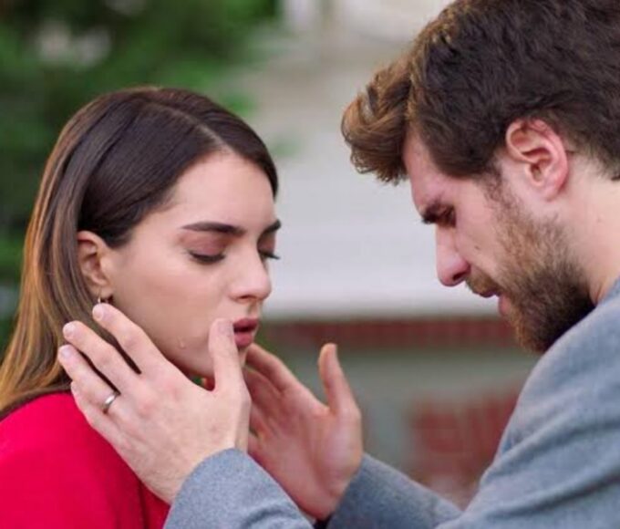 “Cemre e Nedim trocam olhares intensos em cena de Cruel Istambul, novela turca exibida pela Band.”