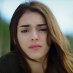 Cemre chora ao ser expulsa da mansão Karaçay em Cruel Istambul, novela turca exibida pela Band.