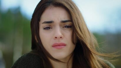 Cemre chora ao ser expulsa da mansão Karaçay em Cruel Istambul, novela turca exibida pela Band.