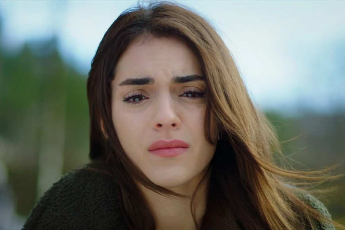 Cemre chora ao ser expulsa da mansão Karaçay em Cruel Istambul, novela turca exibida pela Band.