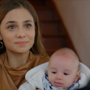 Cena emocionante de Cenk segurando o bebê em Cruel Istambul na Band.