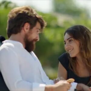 “Cemre e Nedim em cena emocionante à beira-mar em Cruel Istambul, novela turca exibida na Band.”