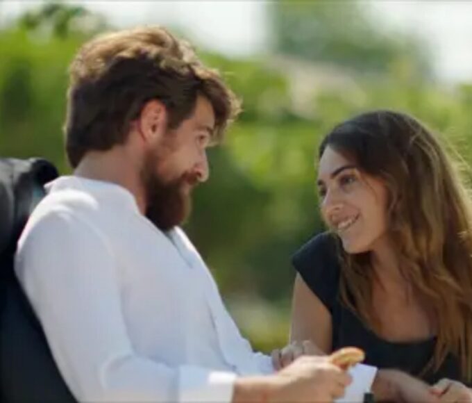 “Cemre e Nedim em cena emocionante à beira-mar em Cruel Istambul, novela turca exibida na Band.”