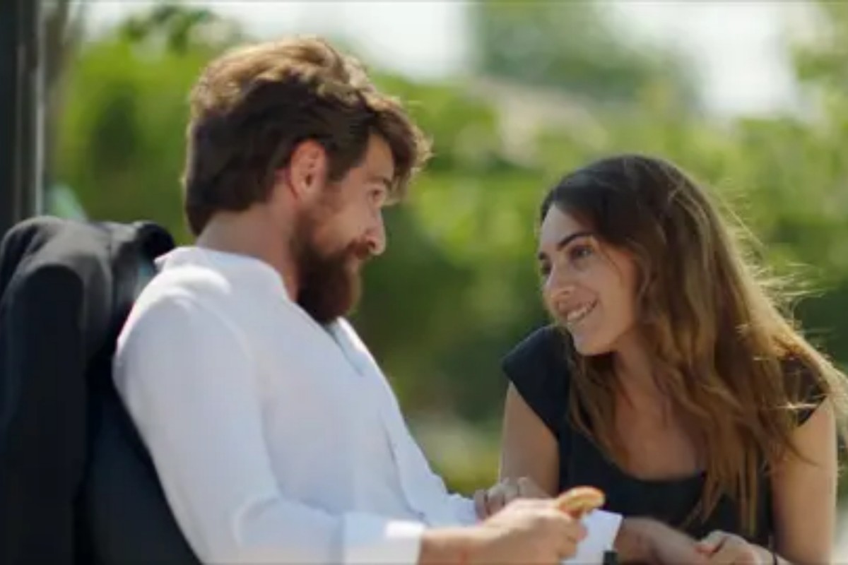 “Cemre e Nedim em cena emocionante à beira-mar em Cruel Istambul, novela turca exibida na Band.”