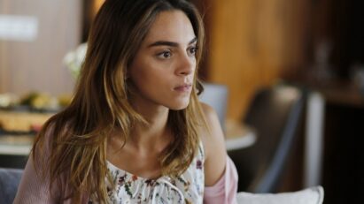 Cemre se surpreende ao descobrir que seu verdadeiro pai é um homem cruel em Cruel Istambul, novela turca exibida pela Band.
