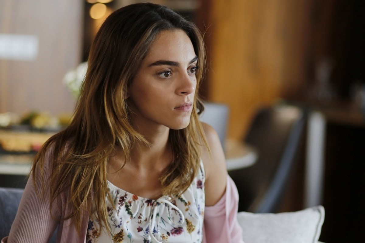 Cemre se surpreende ao descobrir que seu verdadeiro pai é um homem cruel em Cruel Istambul, novela turca exibida pela Band.