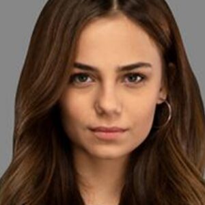 Cena intensa entre Seher e Ceren em Cruel Istambul, novela turca exibida pela Band.