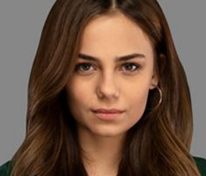Cena intensa entre Seher e Ceren em Cruel Istambul, novela turca exibida pela Band.