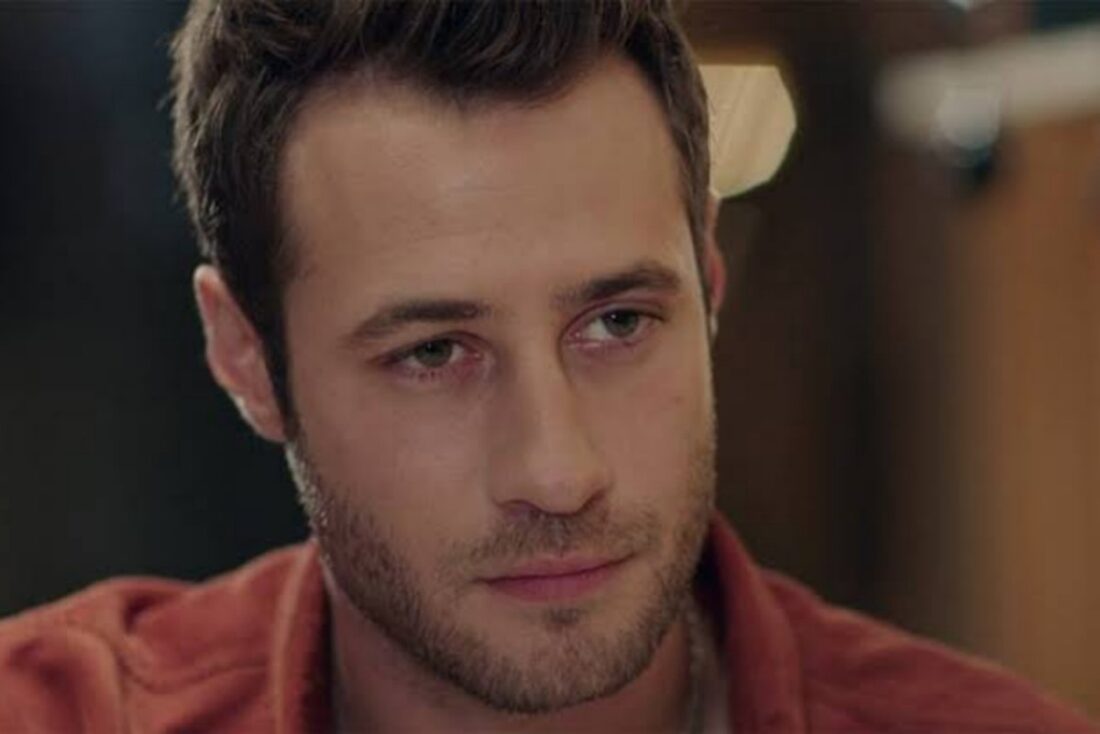 Cenk desmaia inesperadamente durante as férias com o filho Umut em Cruel Istambul, novela exibida pela Band.