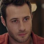 Cenk desmaia inesperadamente durante as férias com o filho Umut em Cruel Istambul, novela exibida pela Band.