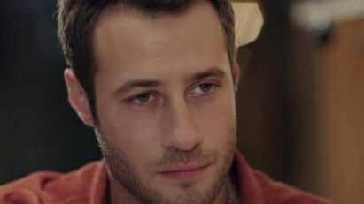 Cenk desmaia inesperadamente durante as férias com o filho Umut em Cruel Istambul, novela exibida pela Band.