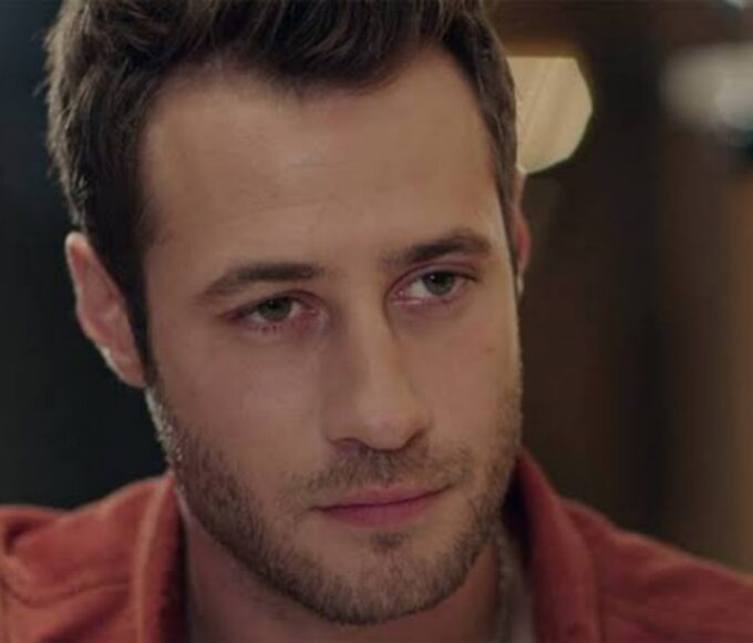 Cenk desmaia inesperadamente durante as férias com o filho Umut em Cruel Istambul, novela exibida pela Band.