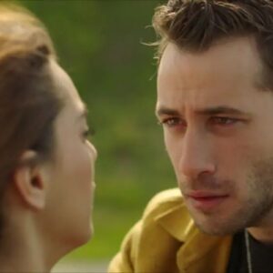 “Cenk e Cemre em cena romântica de Cruel Istambul, novela turca exibida pela Band