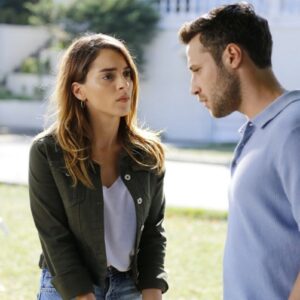 Cenk e Cemre trocam olhares intensos enquanto Seniz observa de longe