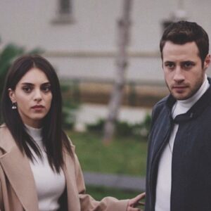 Ceren e Cemre discutem em cena intensa da novela Cruel Istambul, exibida pela Band.