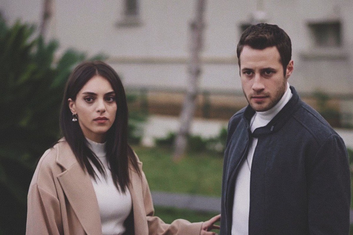 Ceren e Cemre discutem em cena intensa da novela Cruel Istambul, exibida pela Band.