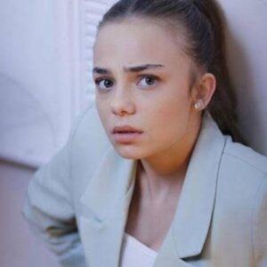 Ceren discutindo com Seher em cena tensa da novela Cruel Istambul