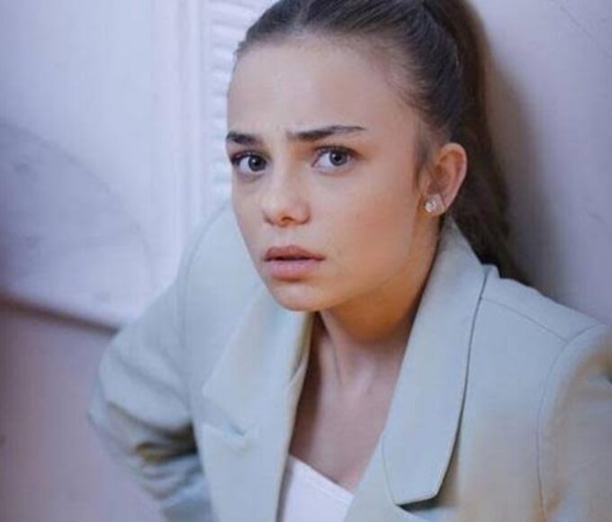 Ceren discutindo com Seher em cena tensa da novela Cruel Istambul