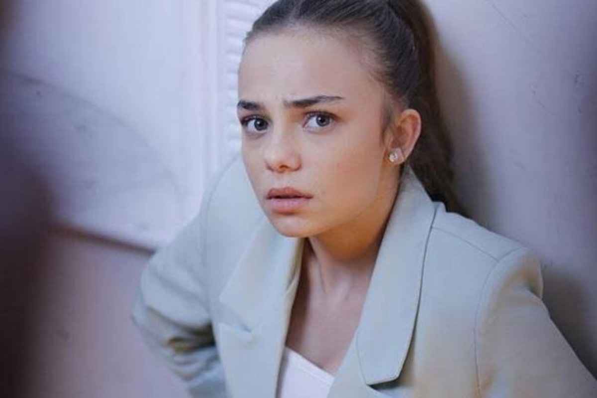 Ceren discutindo com Seher em cena tensa da novela Cruel Istambul