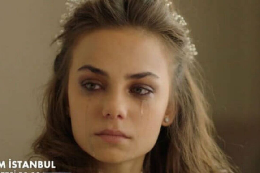 Ceren e Nedim durante o casamento surpresa em “Cruel Istambul” — cena exibida pela Band.