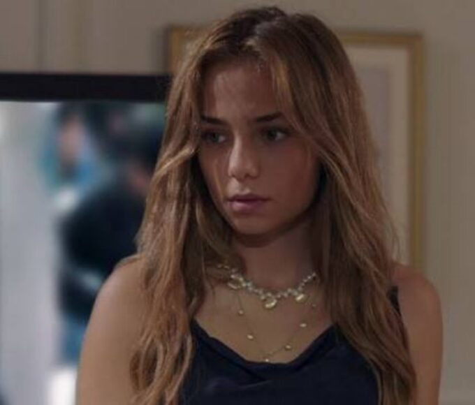 Ceren furiosa em cena de Cruel Istambul na Band.