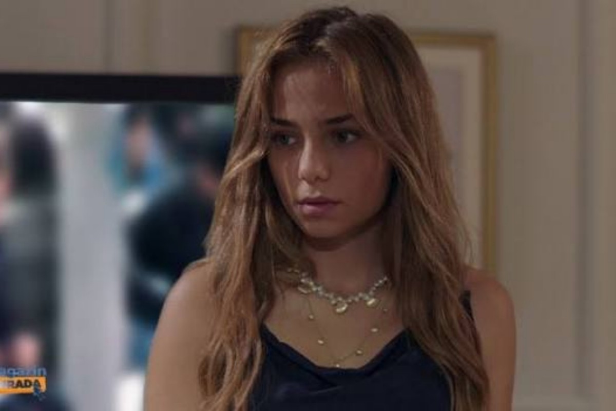 Ceren furiosa em cena de Cruel Istambul na Band.