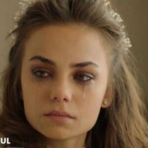 Ceren e Nedim durante o casamento surpresa em “Cruel Istambul” — cena exibida pela Band.