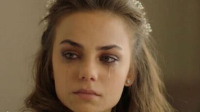 Ceren e Nedim durante o casamento surpresa em “Cruel Istambul” — cena exibida pela Band.