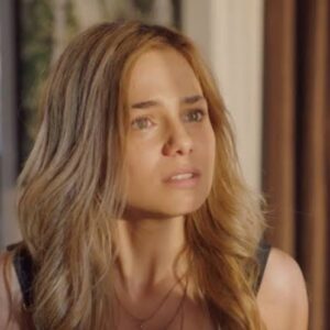 Ceren surta diante de Nedim em cena dramática de Cruel Istambul.