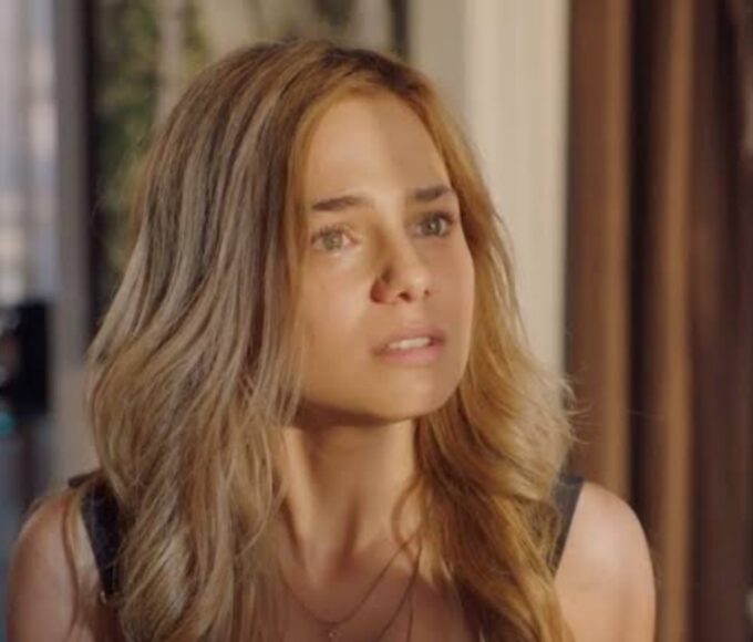 Ceren surta diante de Nedim em cena dramática de Cruel Istambul.