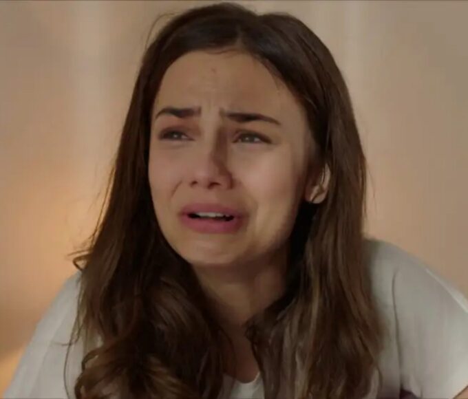 “Ceren e Nedim em cena tensa de Cruel Istambul, novela turca exibida pela Band