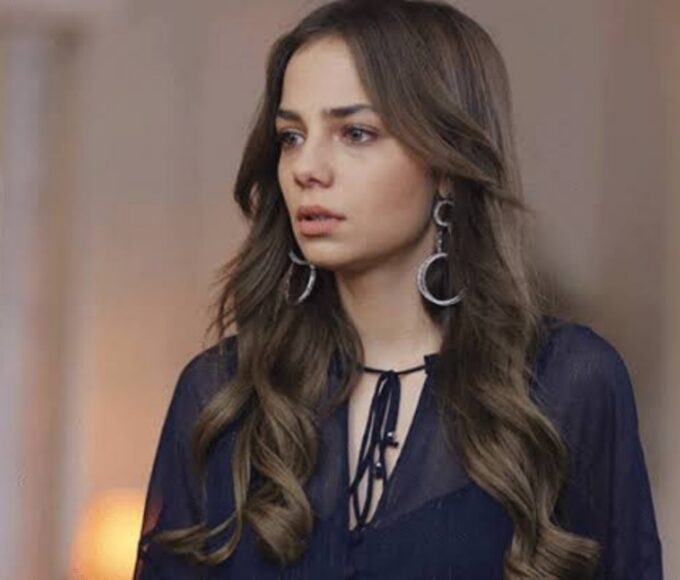 Ceren humilha Seher em cena tensa de Cruel Istambul exibida na Band.