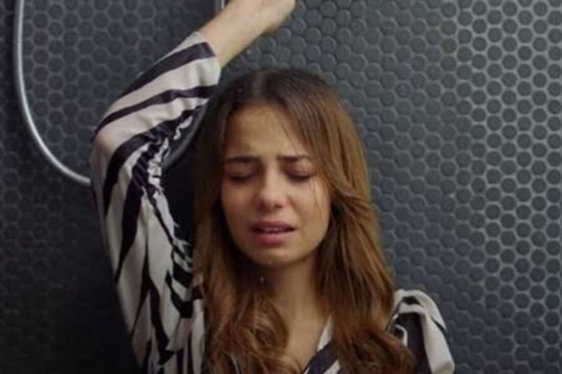 Ceren sendo manipulada em Cruel Istambul, novela da Band