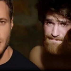 Cemre e Nedim fogem de carro, olhando assustados, em cena tensa da novela Cruel Istambul exibida pela Band.